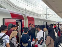 Penumpang Kereta Cepat Whoosh Pecah Rekor Lagi, Stasiun Penuh Sesak