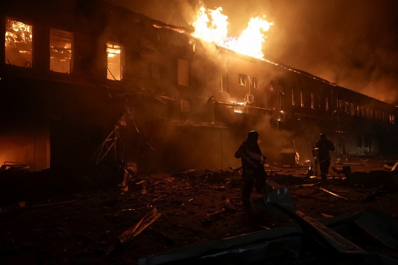 Petugas pemadam kebakaran bekerja di lokasi gedung apartemen yang rusak akibat serangan pesawat tak berawak Rusia, di tengah serangan Rusia terhadap Ukraina, di Kharkiv, Ukraina, 28 Januari 2025. (REUTERS/Sofiia Gatilova)