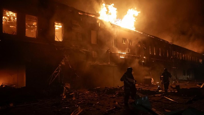 Petugas pemadam kebakaran bekerja di lokasi gedung apartemen yang rusak akibat serangan pesawat tak berawak Rusia, di tengah serangan Rusia terhadap Ukraina, di Kharkiv, Ukraina, 28 Januari 2025. (REUTERS/Sofiia Gatilova)