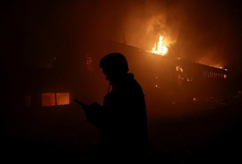 Petugas pemadam kebakaran bekerja di lokasi gedung apartemen yang rusak akibat serangan pesawat tak berawak Rusia, di tengah serangan Rusia terhadap Ukraina, di Kharkiv, Ukraina, 28 Januari 2025. Petugas pemadam kebakaran bekerja di lokasi gedung apartemen yang rusak akibat serangan pesawat tak berawak Rusia, di tengah serangan Rusia terhadap Ukraina, di Kharkiv, Ukraina, 28 Januari 2025. (REUTERS/Sofiia Gatilova)