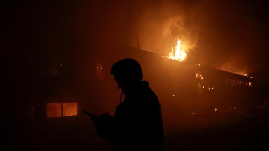 Petugas pemadam kebakaran bekerja di lokasi gedung apartemen yang rusak akibat serangan pesawat tak berawak Rusia, di tengah serangan Rusia terhadap Ukraina, di Kharkiv, Ukraina, 28 Januari 2025. (REUTERS/Sofiia Gatilova)