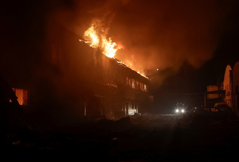 Petugas pemadam kebakaran bekerja di lokasi gedung apartemen yang rusak akibat serangan pesawat tak berawak Rusia, di tengah serangan Rusia terhadap Ukraina, di Kharkiv, Ukraina, 28 Januari 2025. Petugas pemadam kebakaran bekerja di lokasi gedung apartemen yang rusak akibat serangan pesawat tak berawak Rusia, di tengah serangan Rusia terhadap Ukraina, di Kharkiv, Ukraina, 28 Januari 2025. (REUTERS/Sofiia Gatilova)
