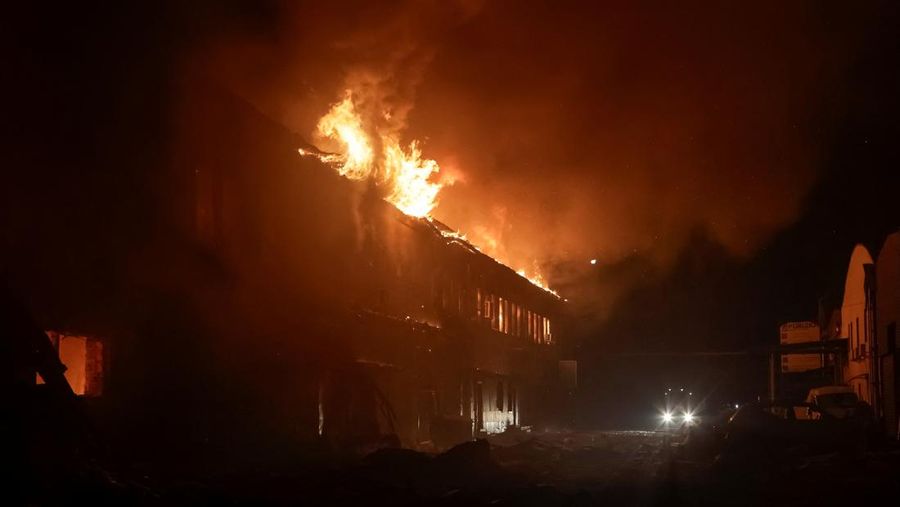 Petugas pemadam kebakaran bekerja di lokasi gedung apartemen yang rusak akibat serangan pesawat tak berawak Rusia, di tengah serangan Rusia terhadap Ukraina, di Kharkiv, Ukraina, 28 Januari 2025. (REUTERS/Sofiia Gatilova)