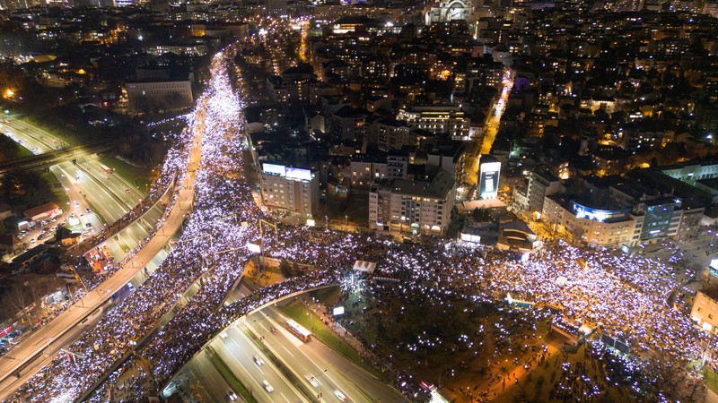 Mahasiswa Universitas Belgrade menggelar blokade selama 24 jam di persimpangan utama selama protes terhadap apa yang menurut demonstran adalah kebijakan pemerintah, korupsi, dan kelalaian yang mereka salahkan atas kematian para korban bencana stasiun kereta api Novi Sad pada November 2024, di Belgrade, Serbia, 27 Januari 2025. Mahasiswa Universitas Belgrade menggelar blokade selama 24 jam di persimpangan utama selama protes terhadap apa yang menurut demonstran adalah kebijakan pemerintah, korupsi, dan kelalaian yang mereka salahkan atas kematian para korban bencana stasiun kereta api Novi Sad pada November 2024, di Belgrade, Serbia, 27 Januari 2025. (REUTERS/Djordje Kojadinovic)