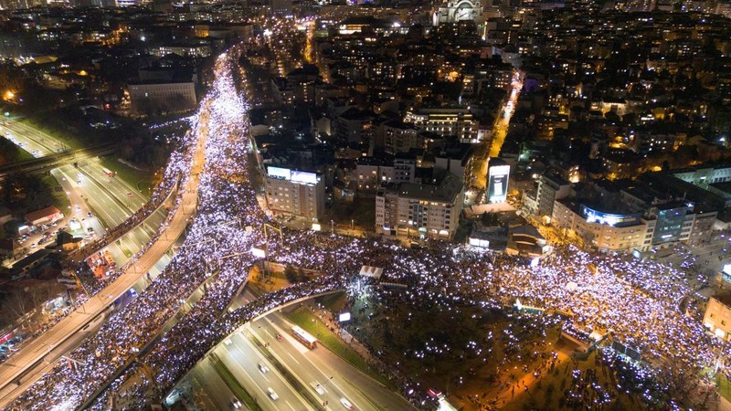 Mahasiswa Universitas Belgrade menggelar blokade selama 24 jam di persimpangan utama selama protes terhadap apa yang menurut demonstran adalah kebijakan pemerintah, korupsi, dan kelalaian yang mereka salahkan atas kematian para korban bencana stasiun kereta api Novi Sad pada November 2024, di Belgrade, Serbia, 27 Januari 2025. (REUTERS/Djordje Kojadinovic)