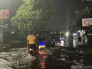 Jalan Meteorologi Terendam Banjir Usai Diguyur Hujan Lebat Malam Ini