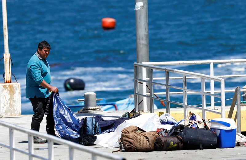 Tim penyelamat Angkatan Laut Chili mencari sisa-sisa korban setelah kapal wisata yang membawa penumpang tenggelam di Bahia Mansa, San Juan de la Costa di Osorno, Chili, 27 Januari 2025. (REUTERS/Emilio Torres)