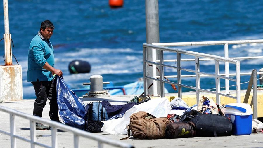 Tim penyelamat Angkatan Laut Chili mencari sisa-sisa korban setelah kapal wisata yang membawa penumpang tenggelam di Bahia Mansa, San Juan de la Costa di Osorno, Chili, 27 Januari 2025. (REUTERS/Emilio Torres)