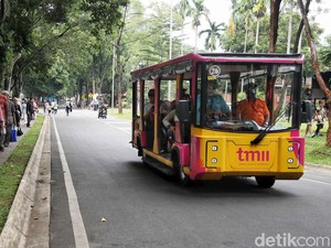 TMII Ramai Pengunjung, meski Jakarta Diguyur Hujan Lebat