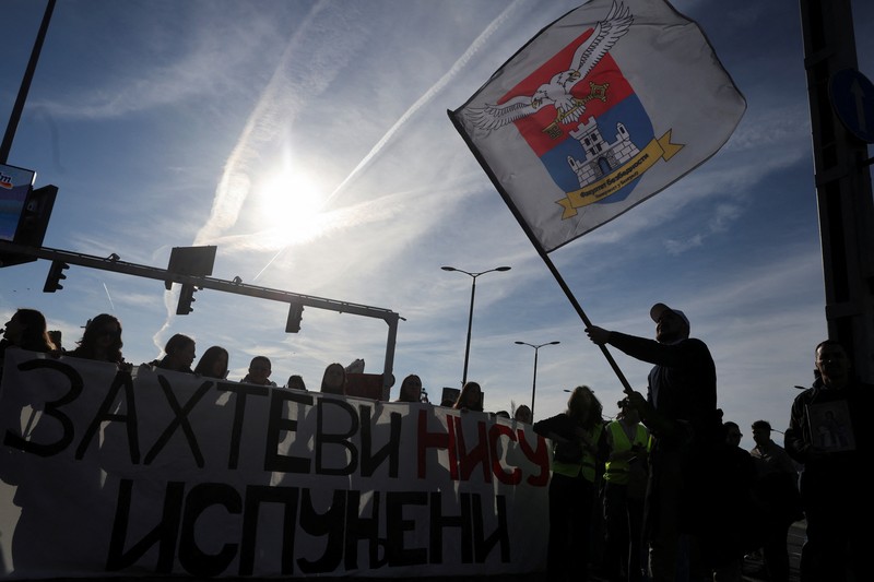 Mahasiswa Universitas Belgrade menggelar blokade selama 24 jam di persimpangan utama selama protes terhadap apa yang menurut demonstran adalah kebijakan pemerintah, korupsi, dan kelalaian yang mereka salahkan atas kematian para korban bencana stasiun kereta api Novi Sad pada November 2024, di Belgrade, Serbia, 27 Januari 2025. (REUTERS/Djordje Kojadinovic)