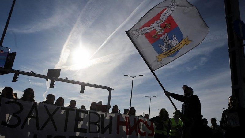 Mahasiswa Universitas Belgrade menggelar blokade selama 24 jam di persimpangan utama selama protes terhadap apa yang menurut demonstran adalah kebijakan pemerintah, korupsi, dan kelalaian yang mereka salahkan atas kematian para korban bencana stasiun kereta api Novi Sad pada November 2024, di Belgrade, Serbia, 27 Januari 2025. (REUTERS/Djordje Kojadinovic)