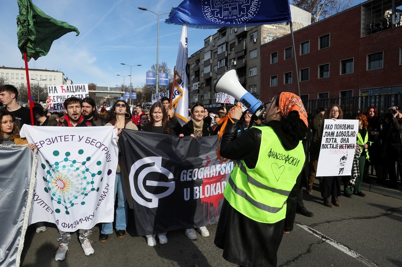 Mahasiswa Universitas Belgrade menggelar blokade selama 24 jam di persimpangan utama selama protes terhadap apa yang menurut demonstran adalah kebijakan pemerintah, korupsi, dan kelalaian yang mereka salahkan atas kematian para korban bencana stasiun kereta api Novi Sad pada November 2024, di Belgrade, Serbia, 27 Januari 2025. (REUTERS/Djordje Kojadinovic)
