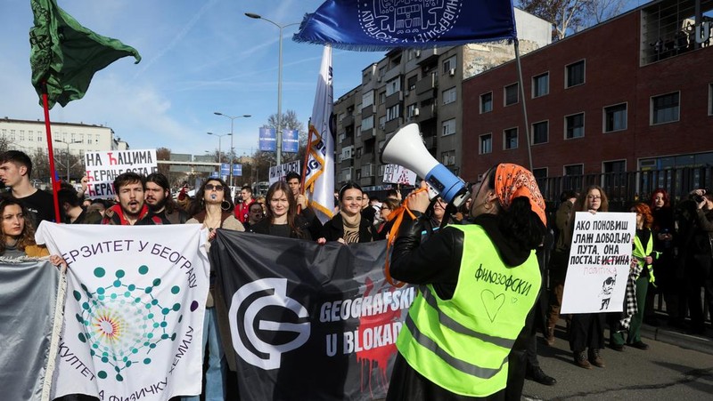 Mahasiswa Universitas Belgrade menggelar blokade selama 24 jam di persimpangan utama selama protes terhadap apa yang menurut demonstran adalah kebijakan pemerintah, korupsi, dan kelalaian yang mereka salahkan atas kematian para korban bencana stasiun kereta api Novi Sad pada November 2024, di Belgrade, Serbia, 27 Januari 2025. (REUTERS/Djordje Kojadinovic)