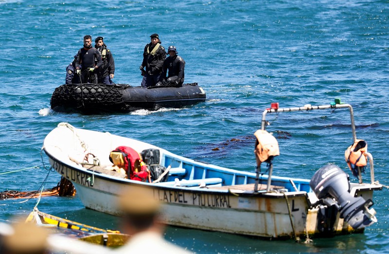 Tim penyelamat Angkatan Laut Chili mencari sisa-sisa korban setelah kapal wisata yang membawa penumpang tenggelam di Bahia Mansa, San Juan de la Costa di Osorno, Chili, 27 Januari 2025. (REUTERS/Emilio Torres)