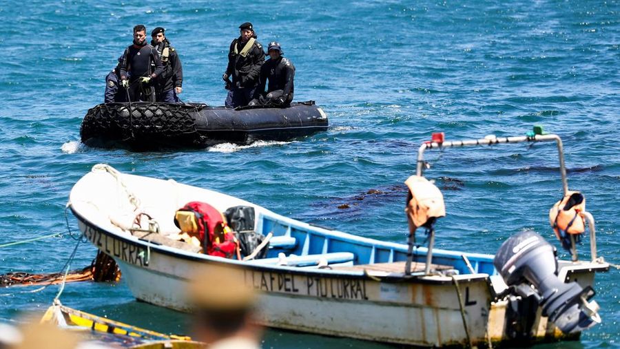 Tim penyelamat Angkatan Laut Chili mencari sisa-sisa korban setelah kapal wisata yang membawa penumpang tenggelam di Bahia Mansa, San Juan de la Costa di Osorno, Chili, 27 Januari 2025. (REUTERS/Emilio Torres)