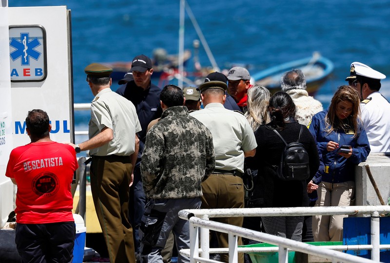 Tim penyelamat Angkatan Laut Chili mencari sisa-sisa korban setelah kapal wisata yang membawa penumpang tenggelam di Bahia Mansa, San Juan de la Costa di Osorno, Chili, 27 Januari 2025. Tim penyelamat Angkatan Laut Chili mencari sisa-sisa korban setelah kapal wisata yang membawa penumpang tenggelam di Bahia Mansa, San Juan de la Costa di Osorno, Chili, 27 Januari 2025. (REUTERS/Emilio Torres)