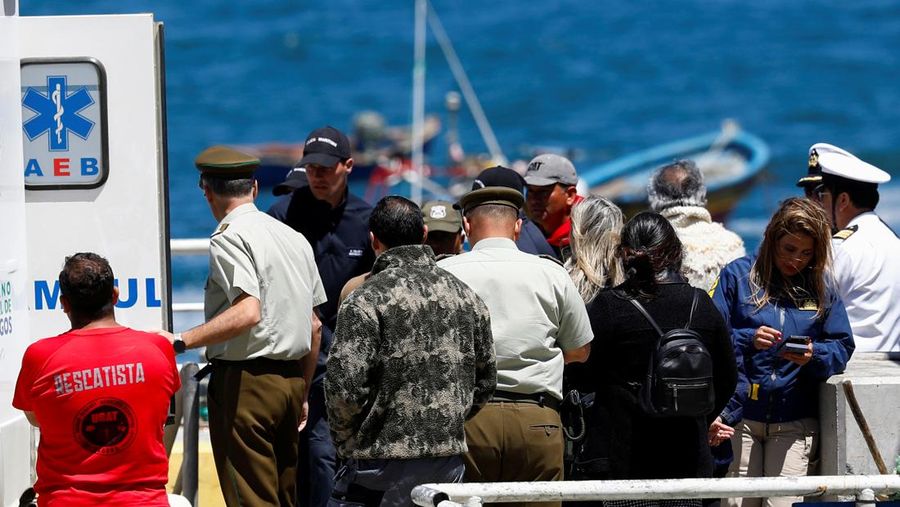 Tim penyelamat Angkatan Laut Chili mencari sisa-sisa korban setelah kapal wisata yang membawa penumpang tenggelam di Bahia Mansa, San Juan de la Costa di Osorno, Chili, 27 Januari 2025. (REUTERS/Emilio Torres)