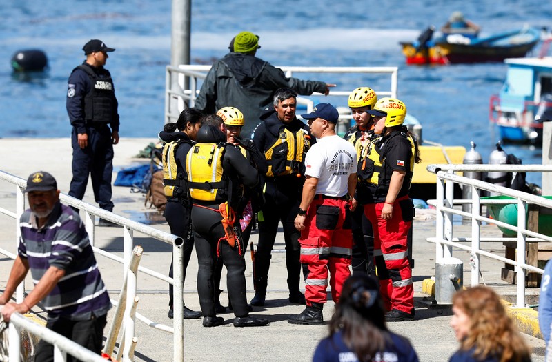 Tim penyelamat Angkatan Laut Chili mencari sisa-sisa korban setelah kapal wisata yang membawa penumpang tenggelam di Bahia Mansa, San Juan de la Costa di Osorno, Chili, 27 Januari 2025. Tim penyelamat Angkatan Laut Chili mencari sisa-sisa korban setelah kapal wisata yang membawa penumpang tenggelam di Bahia Mansa, San Juan de la Costa di Osorno, Chili, 27 Januari 2025. (REUTERS/Emilio Torres)