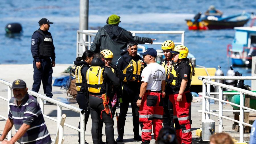 Tim penyelamat Angkatan Laut Chili mencari sisa-sisa korban setelah kapal wisata yang membawa penumpang tenggelam di Bahia Mansa, San Juan de la Costa di Osorno, Chili, 27 Januari 2025. (REUTERS/Emilio Torres)