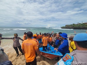 13 Siswa SMP Mojokerto Terseret Ombak Pantai Drini, 4 Orang Tewas