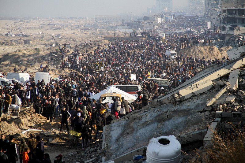 Warga Palestina, yang mengungsi ke selatan atas perintah Israel selama perang, berjalan kembali ke rumah mereka di Gaza utara, di tengah gencatan senjata antara Israel dan Hamas, di Kota Gaza, 27 Januari 2025. Warga Palestina, yang mengungsi ke selatan atas perintah Israel selama perang, berjalan kembali ke rumah mereka di Gaza utara, di tengah gencatan senjata antara Israel dan Hamas, di Kota Gaza, 27 Januari 2025. (IREUTERS/Mahmoud Issa)