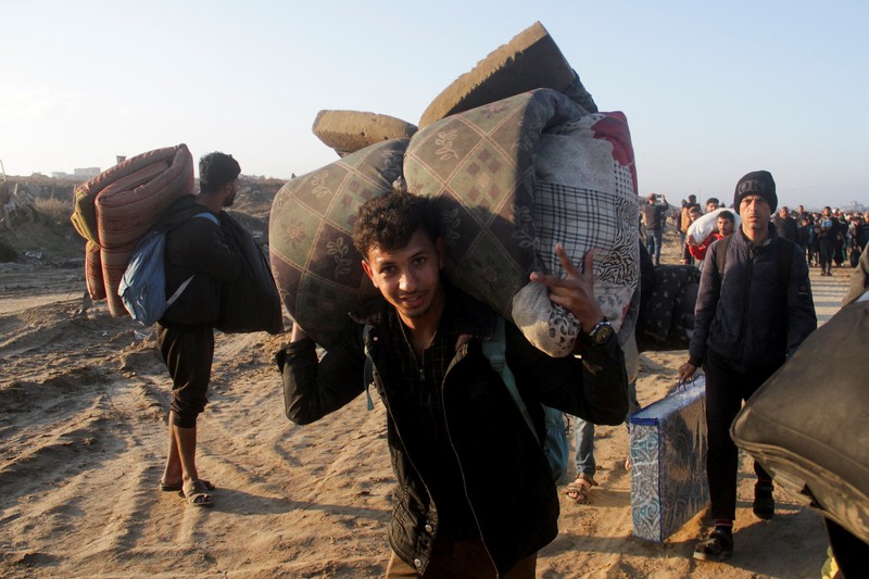 Warga Palestina, yang mengungsi ke selatan atas perintah Israel selama perang, berjalan kembali ke rumah mereka di Gaza utara, di tengah gencatan senjata antara Israel dan Hamas, di Kota Gaza, 27 Januari 2025. (IREUTERS/Mahmoud Issa)