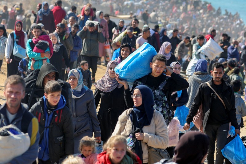 Warga Palestina, yang mengungsi ke selatan atas perintah Israel selama perang, berjalan kembali ke rumah mereka di Gaza utara, di tengah gencatan senjata antara Israel dan Hamas, di Kota Gaza, 27 Januari 2025. Warga Palestina, yang mengungsi ke selatan atas perintah Israel selama perang, berjalan kembali ke rumah mereka di Gaza utara, di tengah gencatan senjata antara Israel dan Hamas, di Kota Gaza, 27 Januari 2025. (IREUTERS/Mahmoud Issa)