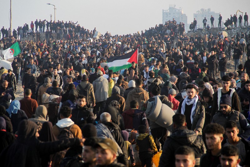 Warga Palestina, yang mengungsi ke selatan atas perintah Israel selama perang, berjalan kembali ke rumah mereka di Gaza utara, di tengah gencatan senjata antara Israel dan Hamas, di Kota Gaza, 27 Januari 2025. (IREUTERS/Mahmoud Issa)