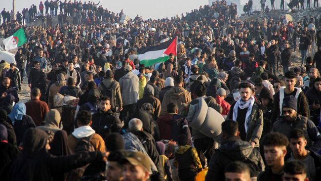 Lautan Warga Gaza Pulang Berjalan Kaki di Tengah Puing-Puing