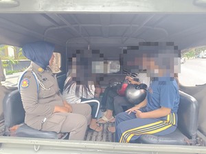 Satpol PP Amankan Remaja Perempuan Terlibat Jambak-jambakan di Balkot Surabaya