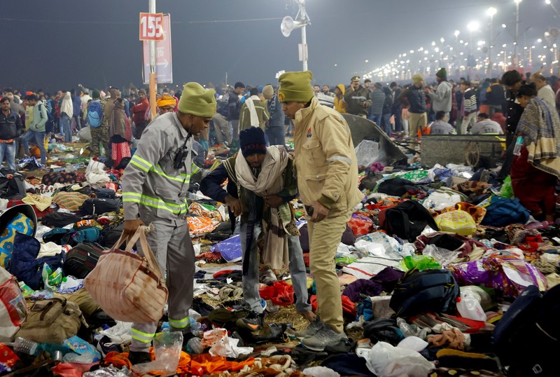 Banyak korban dikhawatirkan setelah penghalang jebol di festival keagamaan Hindu, Maha Kumbh Mela, di negara bagian Uttar Pradesh, India utara, pada hari Selasa (28/1/2025). (REUTERS/Adnan Abidi)