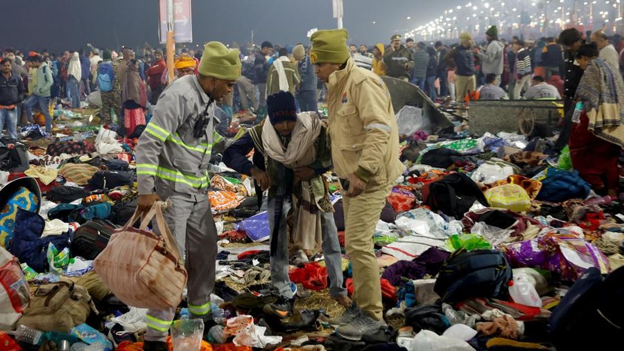 Banyak korban dikhawatirkan setelah penghalang jebol di festival keagamaan Hindu, Maha Kumbh Mela, di negara bagian Uttar Pradesh, India utara, pada hari Selasa (28/1/2025). (REUTERS/Sharafat Ali)