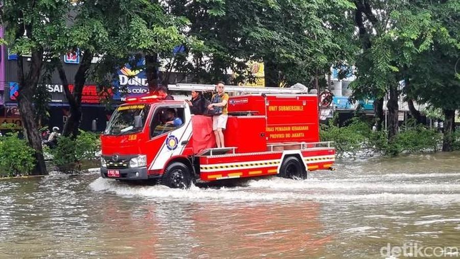 Genangan Air sekitar 30 Cm di KM 31.200 Tol Sedyatmo Exit Cengkareng arah Bandara Soetta. (X/TMCPoldaMetro)