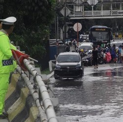 Penampakan Titik Banjir Kepung Jakarta, Ruas Jalan Terendam