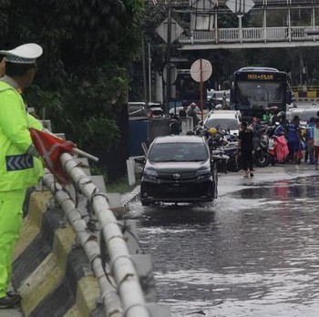 Penampakan Titik Banjir Kepung Jakarta, Ruas Jalan Terendam
