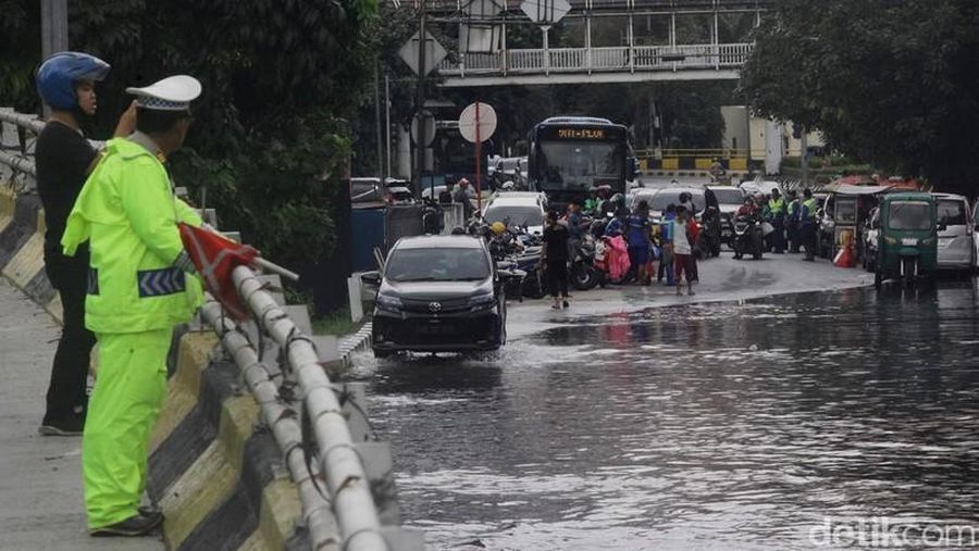 Genangan Air sekitar 30 Cm di KM 31.200 Tol Sedyatmo Exit Cengkareng arah Bandara Soetta. (X/TMCPoldaMetro)