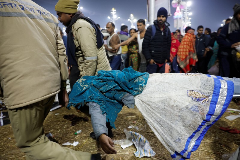Banyak korban dikhawatirkan setelah penghalang jebol di festival keagamaan Hindu, Maha Kumbh Mela, di negara bagian Uttar Pradesh, India utara, pada hari Selasa (28/1/2025). (REUTERS/Adnan Abidi)