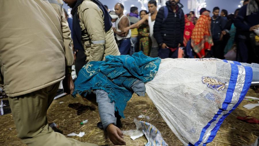 Banyak korban dikhawatirkan setelah penghalang jebol di festival keagamaan Hindu, Maha Kumbh Mela, di negara bagian Uttar Pradesh, India utara, pada hari Selasa (28/1/2025). (REUTERS/Adnan Abidi)