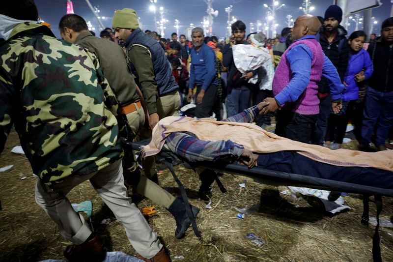 Banyak korban dikhawatirkan setelah penghalang jebol di festival keagamaan Hindu, Maha Kumbh Mela, di negara bagian Uttar Pradesh, India utara, pada hari Selasa (28/1/2025). (REUTERS/Adnan Abidi)