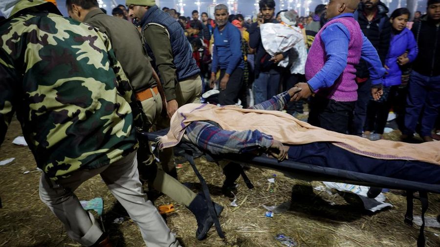 Banyak korban dikhawatirkan setelah penghalang jebol di festival keagamaan Hindu, Maha Kumbh Mela, di negara bagian Uttar Pradesh, India utara, pada hari Selasa (28/1/2025). (REUTERS/Adnan Abidi)