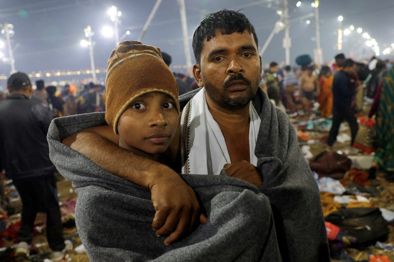 Banyak korban dikhawatirkan setelah penghalang jebol di festival keagamaan Hindu, Maha Kumbh Mela, di negara bagian Uttar Pradesh, India utara, pada hari Selasa (28/1/2025). (REUTERS/Adnan Abidi)