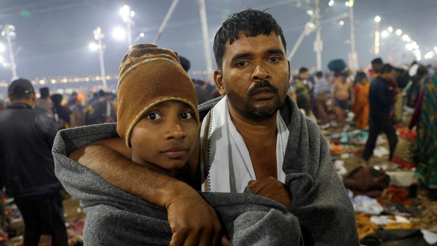 Banyak korban dikhawatirkan setelah penghalang jebol di festival keagamaan Hindu, Maha Kumbh Mela, di negara bagian Uttar Pradesh, India utara, pada hari Selasa (28/1/2025). (REUTERS/Adnan Abidi)