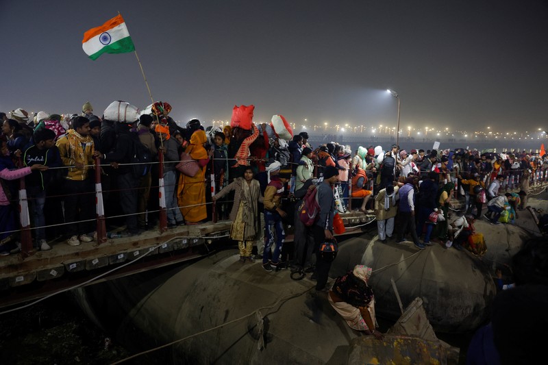 Banyak korban dikhawatirkan setelah penghalang jebol di festival keagamaan Hindu, Maha Kumbh Mela, di negara bagian Uttar Pradesh, India utara, pada hari Selasa (28/1/2025). (REUTERS/Adnan Abidi)