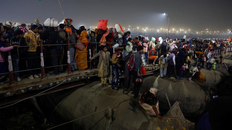 Banyak korban dikhawatirkan setelah penghalang jebol di festival keagamaan Hindu, Maha Kumbh Mela, di negara bagian Uttar Pradesh, India utara, pada hari Selasa (28/1/2025). (REUTERS/Adnan Abidi)