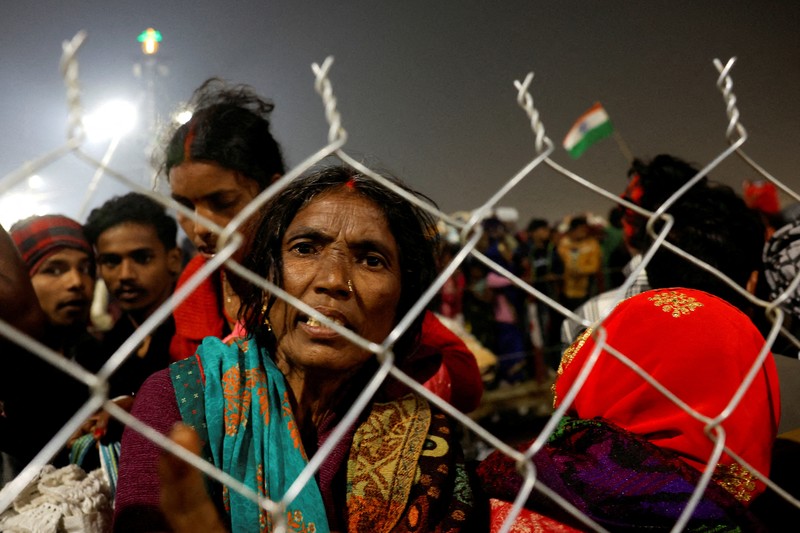 Banyak korban dikhawatirkan setelah penghalang jebol di festival keagamaan Hindu, Maha Kumbh Mela, di negara bagian Uttar Pradesh, India utara, pada hari Selasa (28/1/2025). (REUTERS/Adnan Abidi)