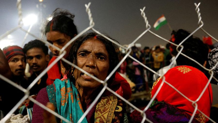 Banyak korban dikhawatirkan setelah penghalang jebol di festival keagamaan Hindu, Maha Kumbh Mela, di negara bagian Uttar Pradesh, India utara, pada hari Selasa (28/1/2025). (REUTERS/Adnan Abidi)