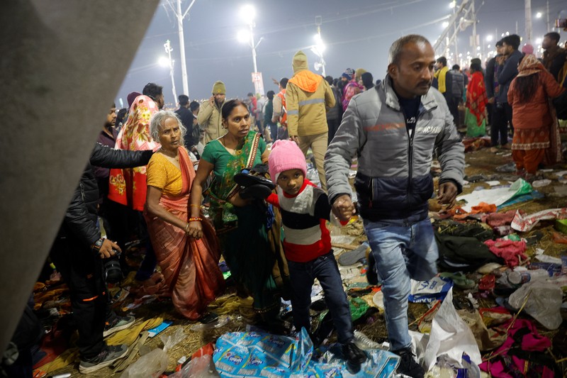 Banyak korban dikhawatirkan setelah penghalang jebol di festival keagamaan Hindu, Maha Kumbh Mela, di negara bagian Uttar Pradesh, India utara, pada hari Selasa (28/1/2025). (REUTERS/Adnan Abidi)