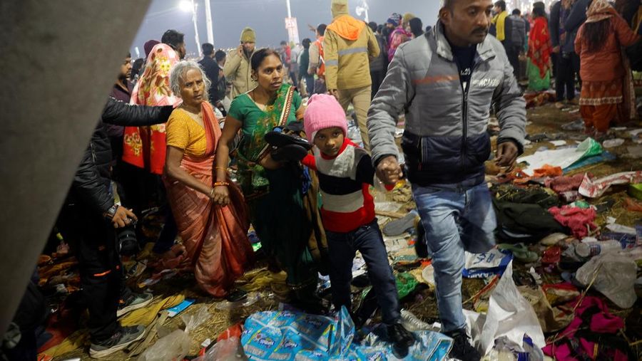 Banyak korban dikhawatirkan setelah penghalang jebol di festival keagamaan Hindu, Maha Kumbh Mela, di negara bagian Uttar Pradesh, India utara, pada hari Selasa (28/1/2025). (REUTERS/Adnan Abidi)