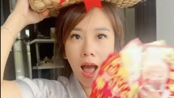 Cherly Juno Terpeleset Bawa Jeruk dan Angpau, Nyebur ke Banjir
