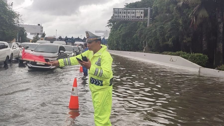 Genangan Air sekitar 30 Cm di KM 31.200 Tol Sedyatmo Exit Cengkareng arah Bandara Soetta. (X/TMCPoldaMetro)